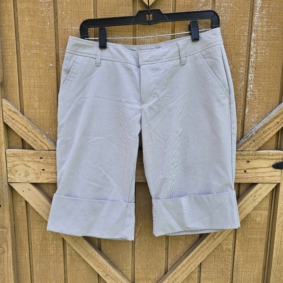 GAP Pants - Gap Stretch Light Gray Cuffed Shorts Size 6